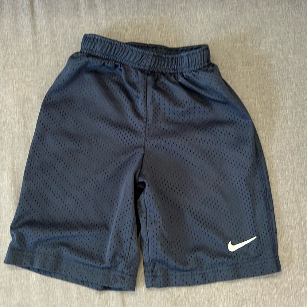 Nike kids athletic shorts size 7. Navy blue mesh with lining sports shorts.